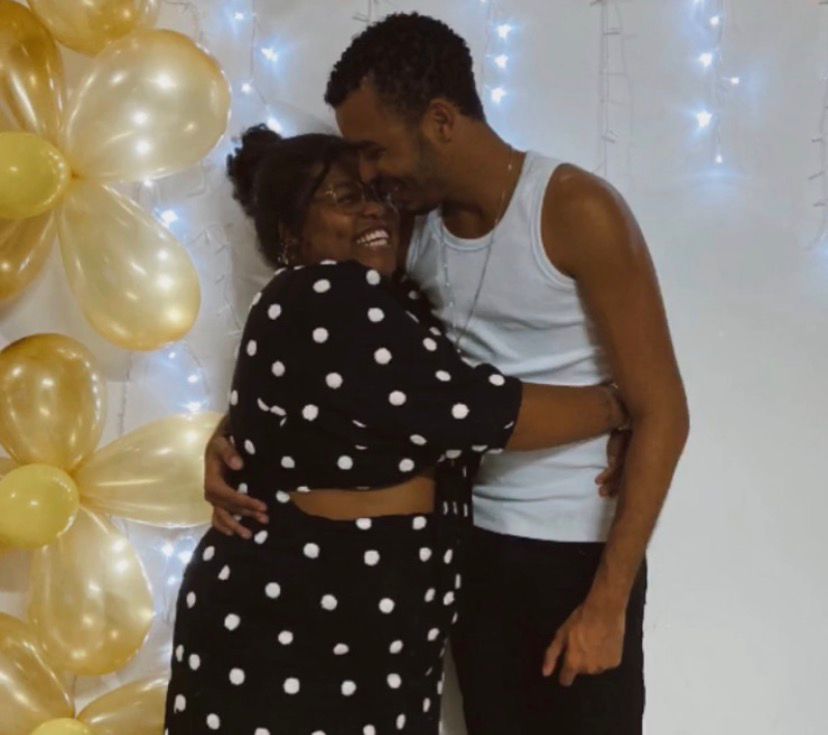 Dois emocionados